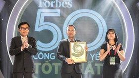 Ông Nguyễn Minh Quang – Giám đốc Khối Kinh Doanh & Tiếp Thị Tập đoàn Nam Long nhận giải thưởng từ Ban Tổ Chức