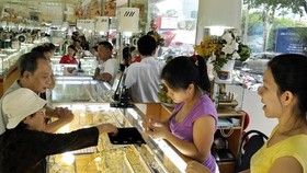 Giao dịch vàng tại doanh nghiệp. (Nguồn: TTXVN)