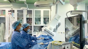 Các bác sĩ đang tiến hành phẫu thuật điều trị rối loạn nhịp tim bằng sóng cao tần (EP) tại BV Đột quỵ - Tim mạch S.I.S Cần Thơ