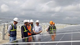 Hàng loạt nhà máy điện mặt trời tại Quảng Trị chuẩn bị phát điện hòa vào lưới điện quốc gia. Ảnh: VĂN THẮNG