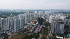 Các cao ốc bên đường Nguyễn Hữu Thọ, huyện Nhà Bè. Ảnh: CAO THĂNG