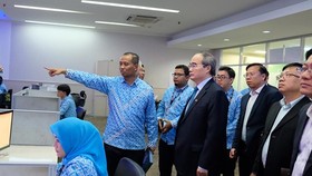 Bí thư Thành ủy TPHCM Nguyễn Thiện Nhân tìm hiểu kinh nghiệm xây đê chống ngập
