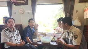Bữa cơm đơn giản của nhân viên tàu SE4
