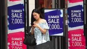 Bảng quảng cáo giảm giá tại một trung tâm thương mại ở Seoul, Hàn Quốc. (Ảnh: AFP/TTXVN)