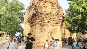 Du khách tham quan Tháp Bà Ponagar (Nha Trang)