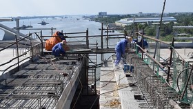 Thi công cầu Vàm Cống. (Ảnh: Chương Đài/TTXVN)