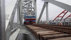 Cầu đường sắt Bình Lợi mới chính thức đưa vào hoạt động. Ảnh: QUỐC HÙNG