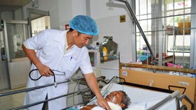 Bệnh nhân Q. được các bác sĩ chăm sóc