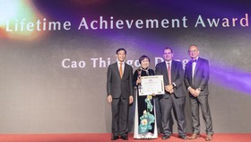Bà Cao Thị Ngọc Dung được trao giải “Thành tựu trọn đời” ngành kim hoàn Châu Á