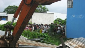 Cưỡng chế vi phạm xây dựng tại huyện Bình Chánh.