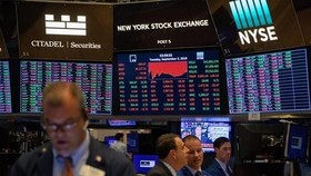 Giao dịch viên làm việc tại Sàn giao dịch chứng khoán New York, Mỹ. (Nguồn: THX/TTXVN)