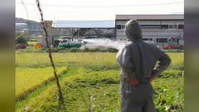 Một xe khử trùng trại lợn ở Paju, Hàn Quốc, ngày 17-9. Hình ảnh: Yonhap/ REUTERS