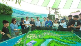 Khách tham quan triển lãm