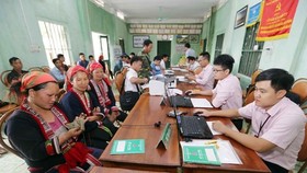 Giao dịch tại Ngân hàng Chính sách xã hội. (Ảnh: Trần Việt/Vietnam+)