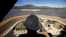 Một công nhân đứng trên một tháp tại Hệ thống phát điện mặt trời Ivanpah nhìn qua một số gương nghiêng để tạo thành logo Google. Nguồn: Mark Boster/Los Angeles Times, Getty Images