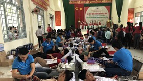 Các tình nguyện viên tham gia hiến máu trong ngày phát động tháng nhân đạo