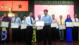 Bí thư Quận ủy quận 10 Đặng Quốc Toàn trao Giấy khen cho các gương điển hình học tập và làm theo Chủ tịch Hồ Chí Minh