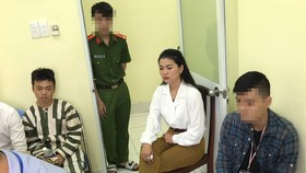 Tổng Giám đốc Công ty CP Địa ốc Alibaba Nguyễn Thái Lĩnh và Phó Tổng Giám đốc phụ trách Đối ngoại và Đào tạo Huỳnh Thị Ngọc Như tại cơ quan điều tra, trưa 20-9-2019. Ảnh: ÁI CHÂN