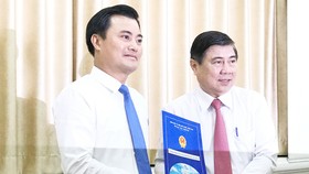 Chủ tịch UBND TPHCM Nguyễn Thành Phong trao quyết định cho ông Bùi Xuân Cường. Ảnh: KIỀU PHONG