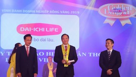 Ông Vũ Hoàng Tân đại diện Công ty Bảo hiểm Nhân thọ Dai-ichi Việt Nam nhận giải Rồng Vàng