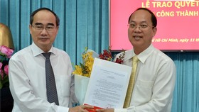 Bí thư Thành ủy TPHCM Nguyễn Thiện Nhân trao quyết định bổ nhiệm đồng chí Nguyễn Hồ Hải. Ảnh: VIỆT DŨNG