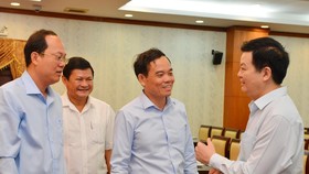 Đồng chí Mai Văn Chính, Phó Ban Tổ chức Trung ương trao đổi cùng các đồng chí lãnh đạo TPHCM tại Hội nghị sơ kết 3 năm thực hiện Nghị quyết số 39-NQ/TW. Ảnh: VIỆT DŨNG