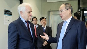 Bí thư Thành ủy TPHCM Nguyễn Thiện Nhân tìm hiểu thành phố tương lai của Đức