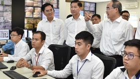 Bí thư Thành ủy TPHCM Nguyễn Thiện Nhân thăm Trung tâm Điều hành giao thông thông minh. Ảnh: VIỆT DŨNG