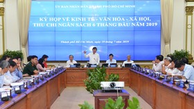 Cuộc họp đánh giá tình hình kinh tế - xã hội 6 tháng đầu năm và nhiệm vụ 6 tháng cuối năm do UBND TPHCM tổ chức. Ảnh: VIỆT DŨNG