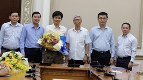 Ông Lê Văn Dũng (thứ 3 từ trái sang) tại buổi nhận quyết định. Ảnh: KIỀU PHONG