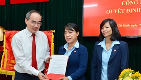 Đồng chí Nguyễn Thiện Nhân trao quyết định cho đồng chí Nguyễn Thị Phương Mai và đồng chí Bùi Thị Sáu. Ảnh: VIỆT DŨNG