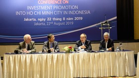 Bí thư Thành ủy TPHCM Nguyễn Thiện Nhân tìm hiểu kinh nghiệm xây đê chống ngập