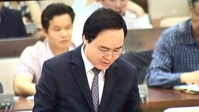 Bộ trưởng Phùng Xuân Nhạ báo cáo tại phiên họp