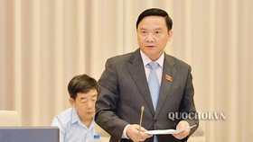 Chủ nhiệm Ủy ban Pháp luật Nguyễn Khắc Định trình bày báo cáo tại phiên họp. Ảnh: quochoi