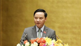 Chủ nhiệm Ủy ban Pháp luật Nguyễn Văn Định trình bày Báo cáo thẩm tra dự án luật. Ảnh: VIẾT CHUNG