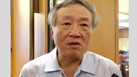 Chánh án Tòa án Nhân dân Tối cao Nguyễn Hòa Bình trả lời báo chí bên hành lang Quốc hội