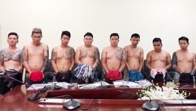 Băng nhóm giang hồ Vũ "bông hồng" tại cơ quan công an.