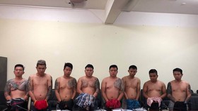 Băng nhóm giang hồ Vũ "bông hồng" tại cơ quan công an.