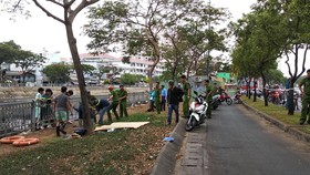 Lực lượng khám nghiệm thi thể nạn nhân. Ảnh: C.T