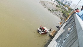 Lực lượng chức năng tìm kiếm thi thể nạn nhân. Ảnh: C.P