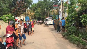 Người dân theo dõi vụ việc.