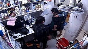 Một vụ kề dao vào cổ cướp trước đó. Ảnh: C.T