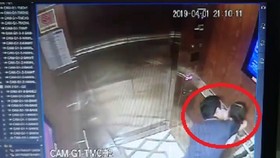 Hình ảnh vụ việc Nguyễn Hữu Linh sàm sỡ bé gái trong thang máy. Ảnh cắt từ clip