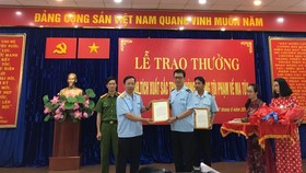 Tổng cục trưởng Tổng cục Hải quan Nguyễn Văn Cẩn (trái) trao thưởng cho cán bộ hải quan