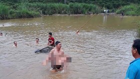 Bơi ở hồ, 2 chị em ruột đuối nước thương tâm