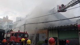 Lực lượng chức năng chữa cháy ở hiện trường. Ảnh: C.T