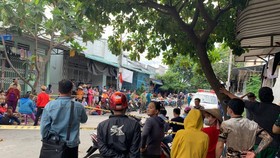 Người dân theo dõi vụ việc.