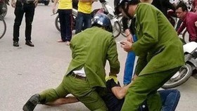 Công an khống chế 1 đối tượng phạm tội trước đó.