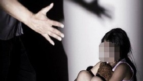Cha nhẫn tâm hành hạ con ruột nhiều lần