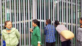 Người dân theo dõi vụ việc.